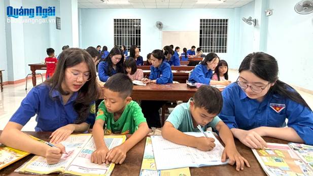 “Gia sư áo xanh” của trẻ mồ côi